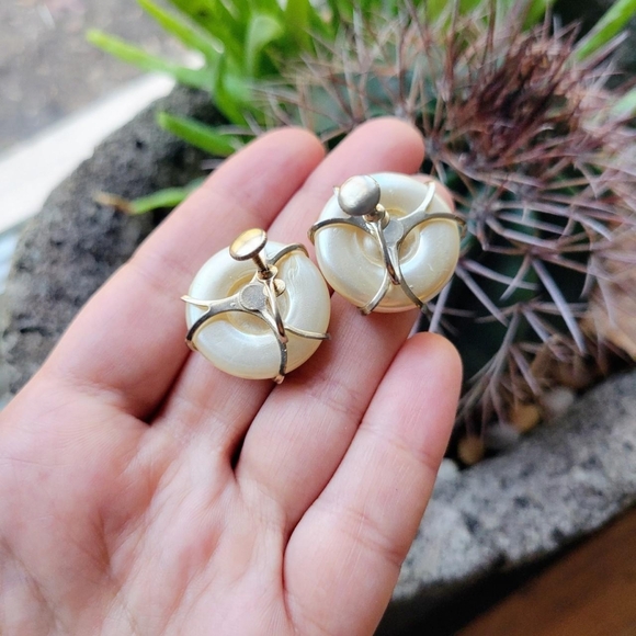 Vintage Faux Pearl Classic Pearl Screwback Clipon Earrings - Picture 8 of 8